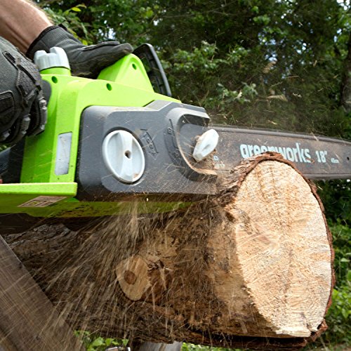 una motosierra cortando madera