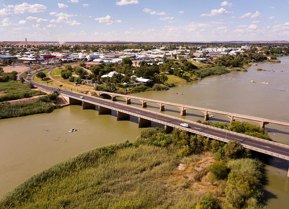 Vista aérea de la pequeña ciudad de Upington, Sudáfrica