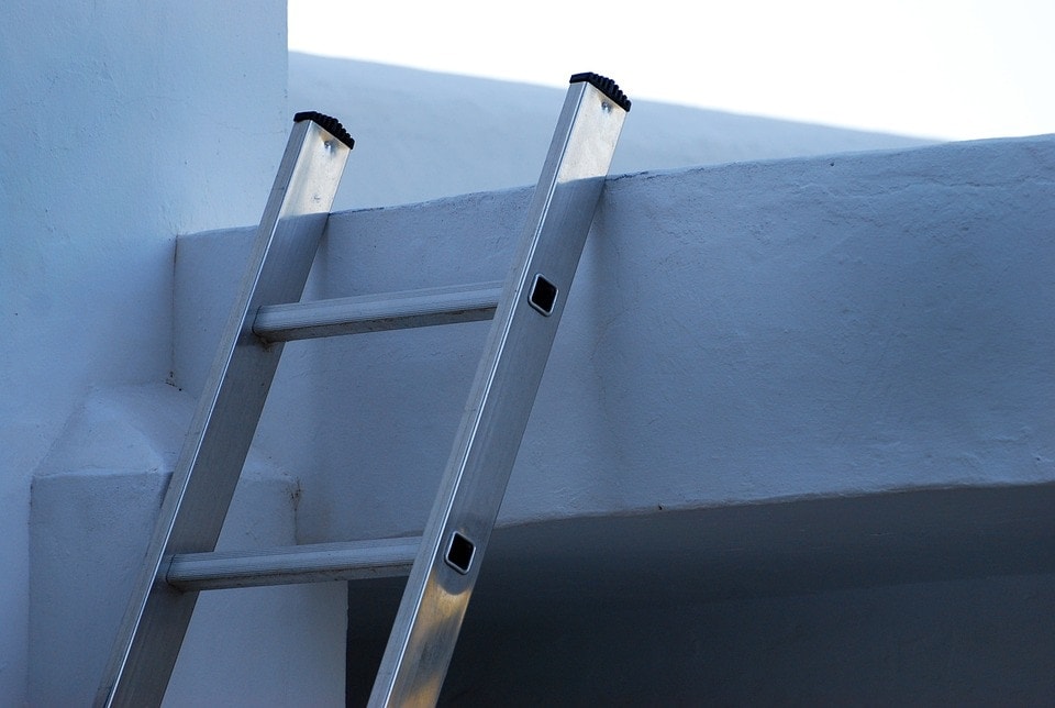 escalera de aluminio de cerca
