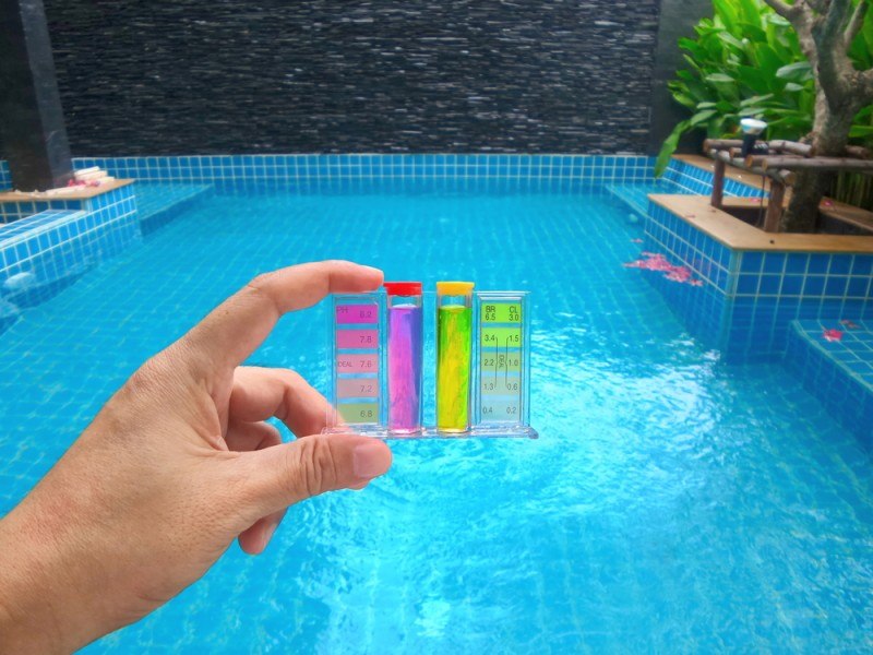 comprueba el pH de tu piscina