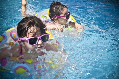 niños usando un dispositivo flotante