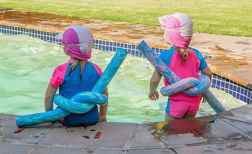 niños jugando en la piscina