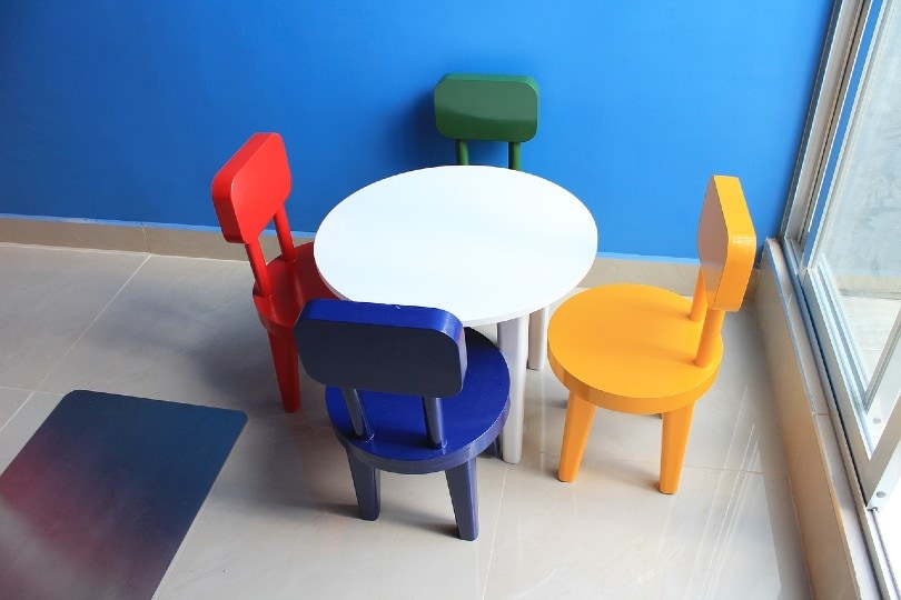 mesa y sillas para niños