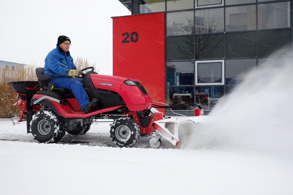 hombre-limpiando-la-nieve-con-tractor
