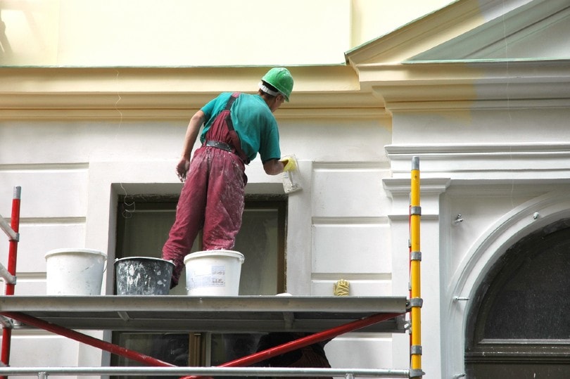 hombre pintando casa