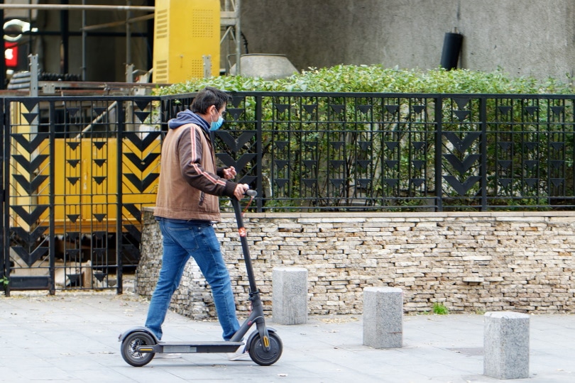 hombre con e-scooter