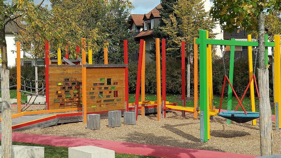 parque infantil con suelo de astillas de madera