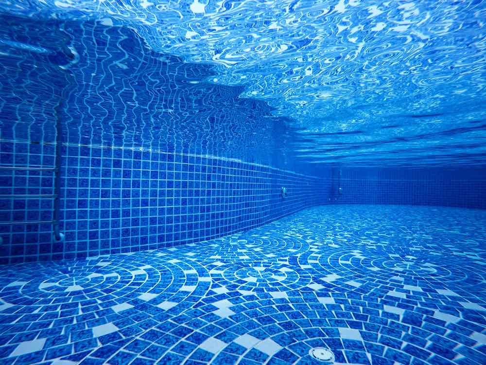 azulejos de la piscina bajo el agua