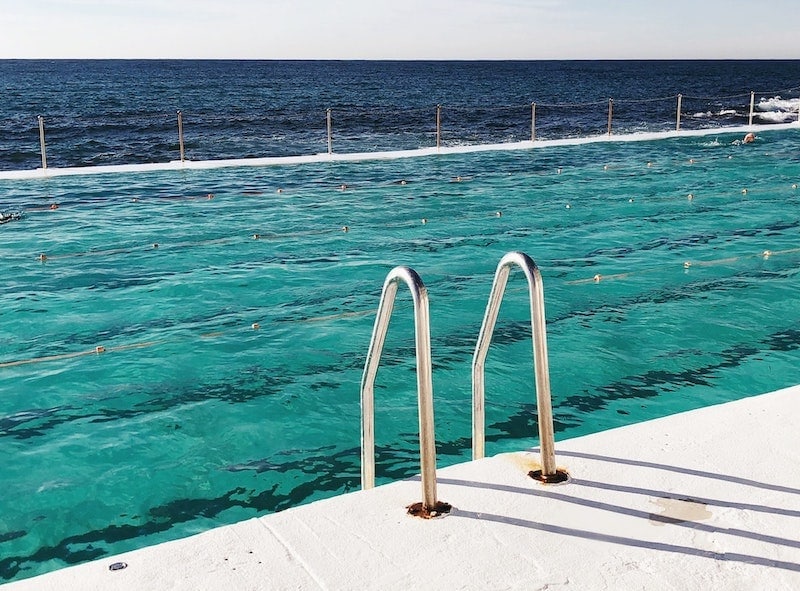 piscina de agua salada y océano