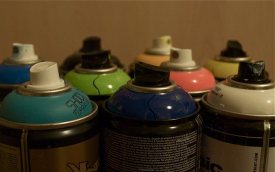 lata de pintura en aerosol