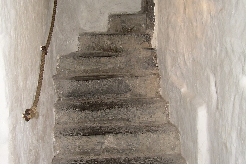 escaleras empinadas hechas de piedra