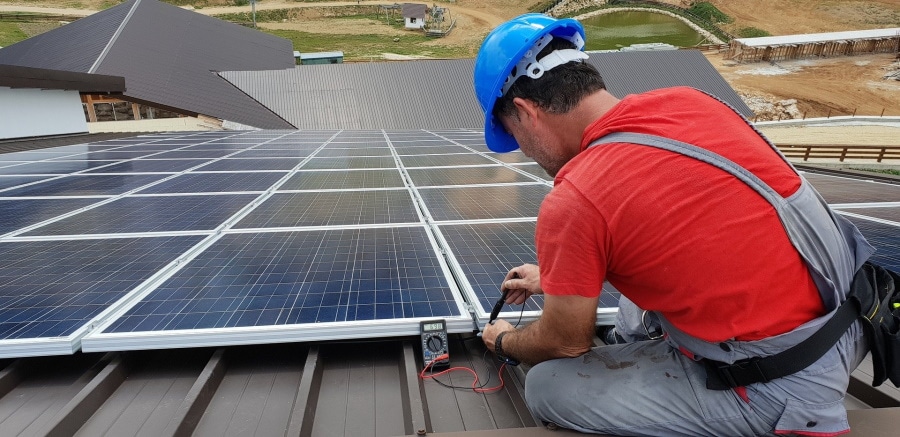 tecnico arreglando panel solar