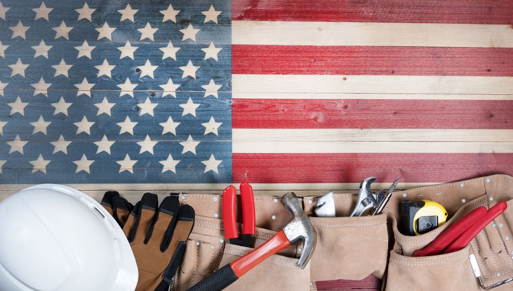 herramientas, cinturón de herramientas, casco en una bandera americana rústica