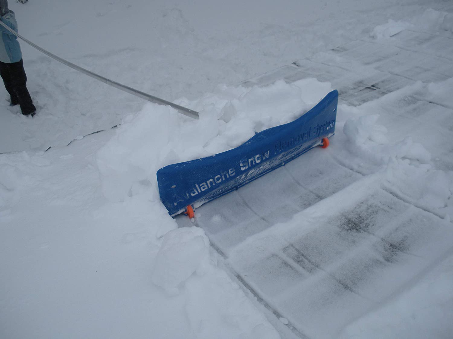 usando avalancha!  Rastrillo de techo de nieve tradicional