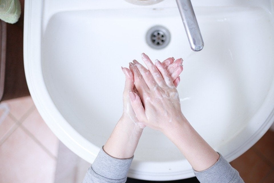 lavarse las manos sobre el fregadero